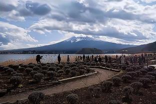 众多泰山球迷等待进场，“退钱哥”感慨：妈呀，老多人了